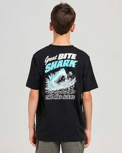 0 8: The Mad Hueys GREAT BITE SHARK | YOUTH SS TEE