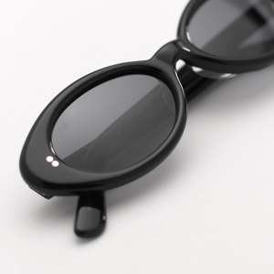 Akila: Daisy-Black/Black