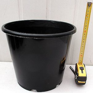 Accessories: 17cm 2.5 litre Black Round Plastic Pot