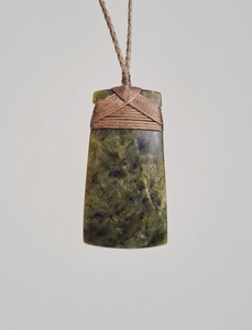 Large Pounamu Toki – Tuhuru Taonga
