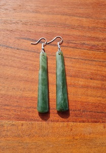 Pounamu Earrings – Tuhuru Taonga