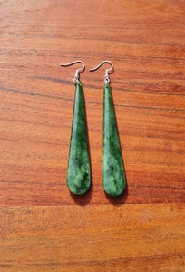 Pounamu Earrings – Tuhuru Taonga
