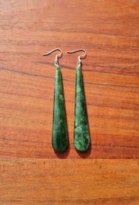 Pounamu Earrings – Tuhuru Taonga