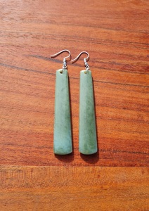 Pounamu Earrings – Tuhuru Taonga
