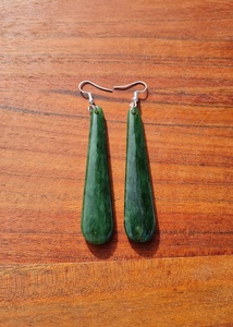 Pounamu Earrings – Tuhuru Taonga