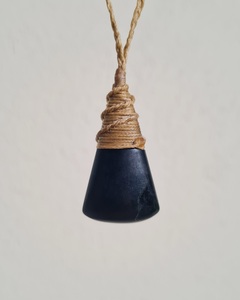 Pounamu Teardrop – Tuhuru Taonga
