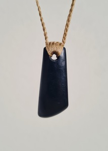 Pounamu Teardrop – Tuhuru Taonga