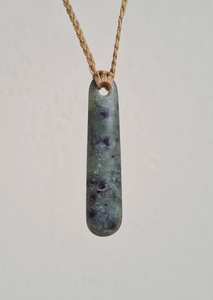 Pounamu Teardrop – Tuhuru Taonga