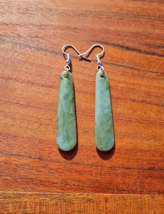 Pounamu Earrings – Tuhuru Taonga