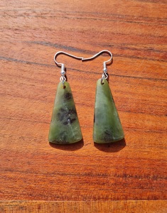 Pounamu Earrings – Tuhuru Taonga