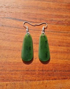 Pounamu Earrings – Tuhuru Taonga