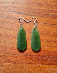 Pounamu Earrings – Tuhuru Taonga