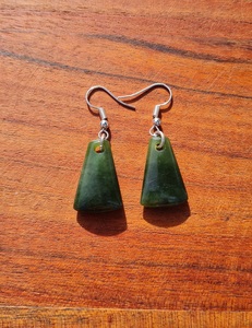 Pounamu Earrings – Tuhuru Taonga