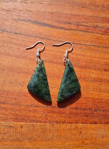 Pounamu Earrings – Tuhuru Taonga
