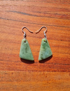 Pounamu Earrings – Tuhuru Taonga