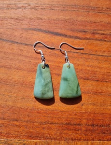 Pounamu Earrings – Tuhuru Taonga