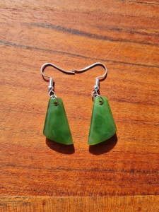 Pounamu Earrings – Tuhuru Taonga
