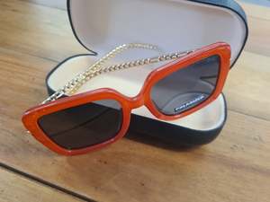 Sunglasses: Sunglasses red-gold chain