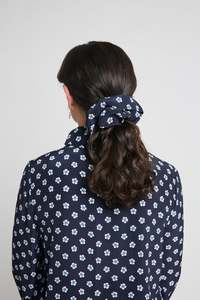Made In Te Whanganui A Tara: Oversized scrunchie - Navy daisy