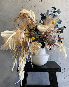 Summer – dried flower arrangement