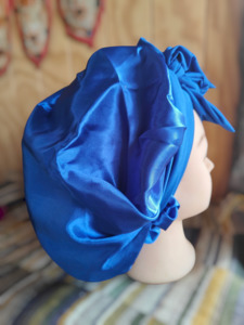 Short satin bonnet