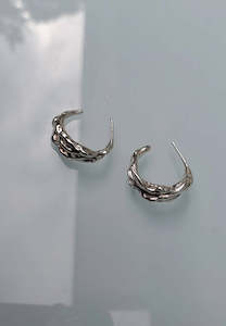 Mothmade Jewels: Mothmade Jewels Flow Hoops