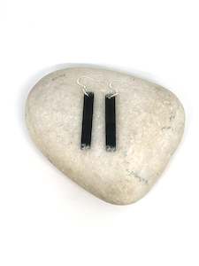 Taonga / Jewellery: Sands Carving - Mau  Taringa Pounamu Earrings / Medium Whitu