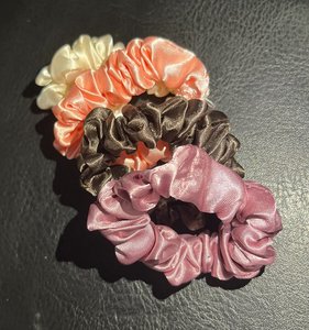 Products: 4-pack scrunchies - Curl and curl tools Urban Kurl Studio Urban Kurl Studio Hair , curl kits and curl tools Curl here