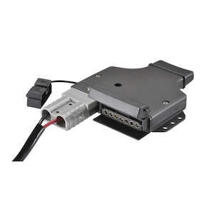 Tow Accessories: 7 Pin trailer socket with heavy duty connector