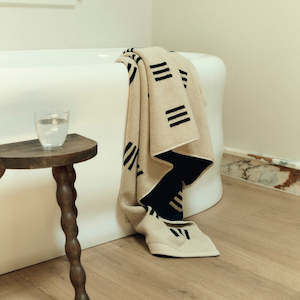 Baina: Claremont Bath Towel | Sand & Noir