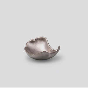 Japanese Collection: Japanese Metallic Gingko Leaf Sauce Dish