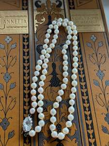 White Gold: Elegant Pearl Necklace – 53cm Length with White Gold Clasp