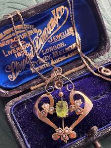 Yellow Gold: Art Nouveau 9ct Yellow Gold Seed Peal & Peridot Pendant & 9ct chain