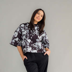 Nes: Boxy Tee Black/White Rose