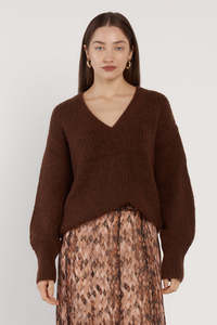 Fate Becker: REMY V NECK JUMPER-CHOCOLATE