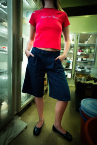 BIG BAD FINANCE MOMMY LOW RISE SHORT Navy Pinstripe