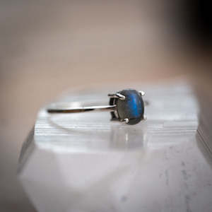 Labradorite: Elegant Labradorite Ring