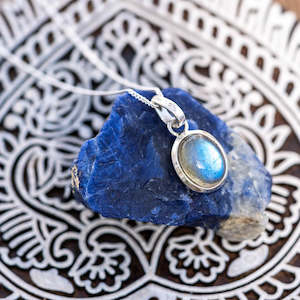 Labradorite: Oval Labradorite Necklace