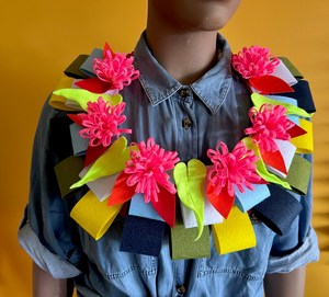 Salusalu: Felt Salusalu (Garland) – Pink Rosi / Red Leaves