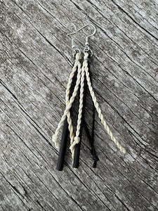 Harakeke / Muka Earrings – Waiorua Maori Weaving