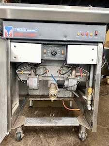Commercial Deep Fryers: Blue Seal Vee ray GT60HPO - 600mm Single Pan Gas Fryer With Warranty