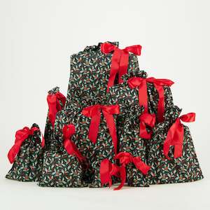 Reusable Gift Bags: Holly on Black (Reusable Gift Bag Set)