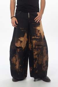 Frontpage: Untouched Bleached Jeans in Black
