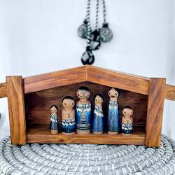 Aotearoa Gifting: Wharenui with MÄori whÄnau pegs 6 piece