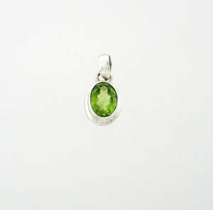 Peridot 8x10mm oval faceted pendant