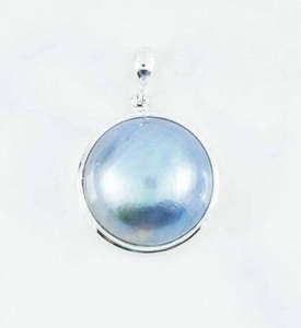 Mabe Pearl Black/Blue 22mm Pendant