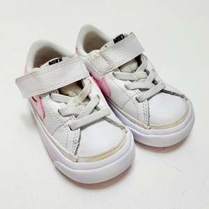 Lilys Top Picks: Nike Court Legacy, US5