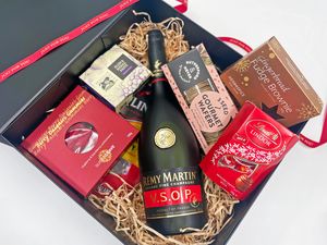 Gift Pack: Gift Pack: Rémy Martin & Gourmet Treats Gift Box