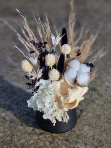 Dried Flower Arragements: Black and white in ceramic