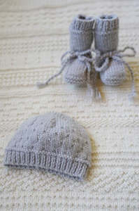 Baby Childrens Patterns: Bc142 Ari Hat and Booties
